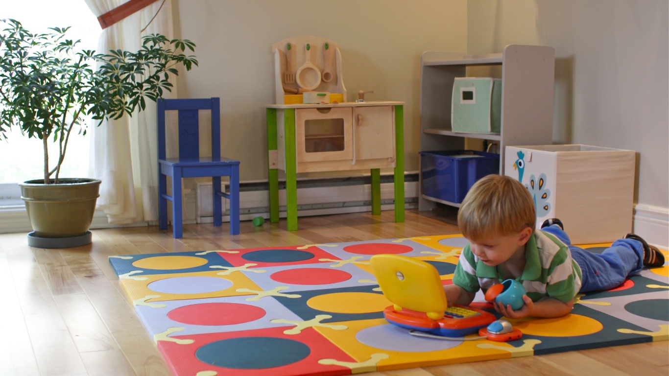 Малыш играет в детской комнате