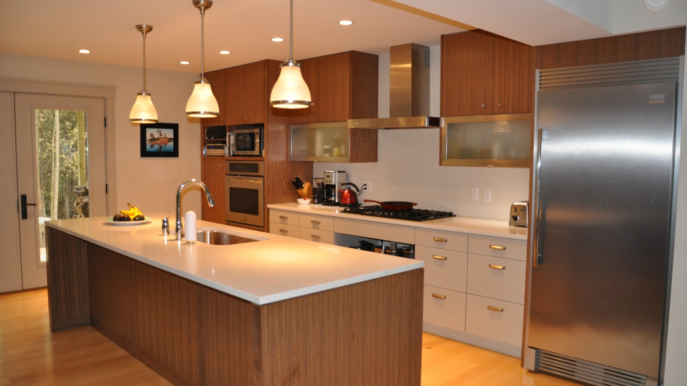 Большой холодильник на кухне