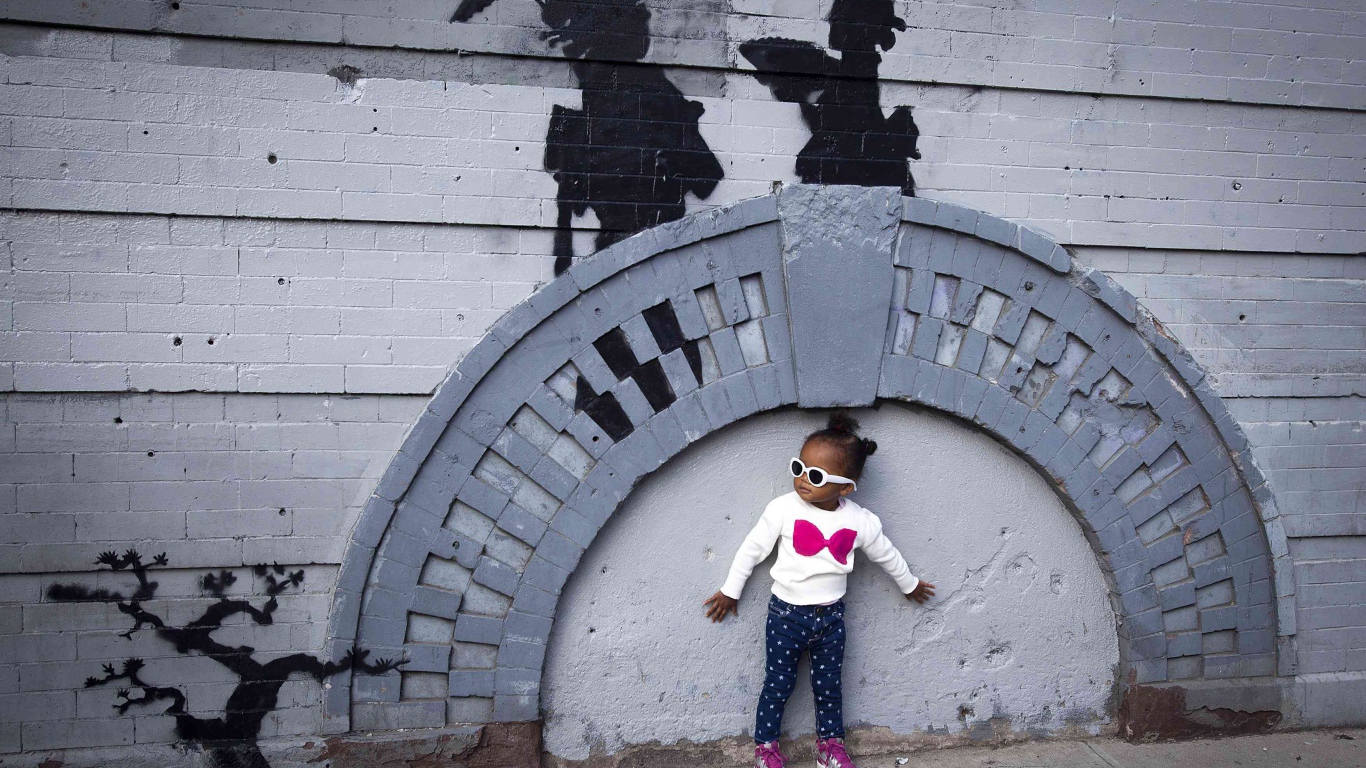 Маленькая девочка рядом с граффити