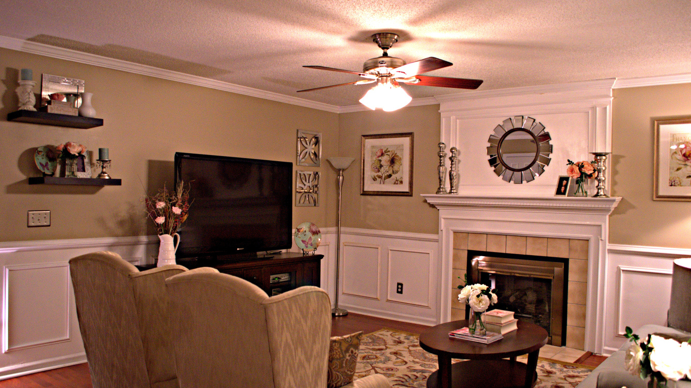 Гостиная с вентилятором на потолке