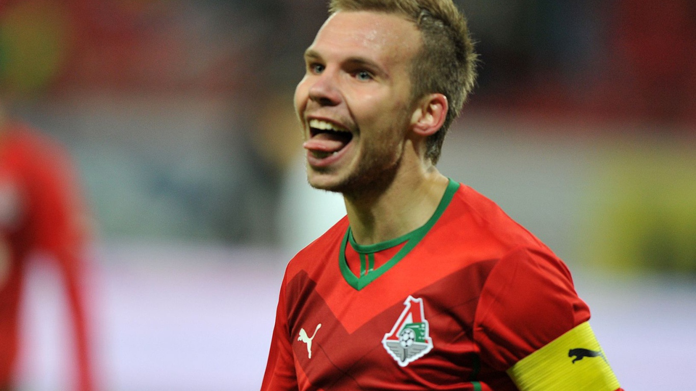 Защитник Локомотива Роман Шишкин на поле