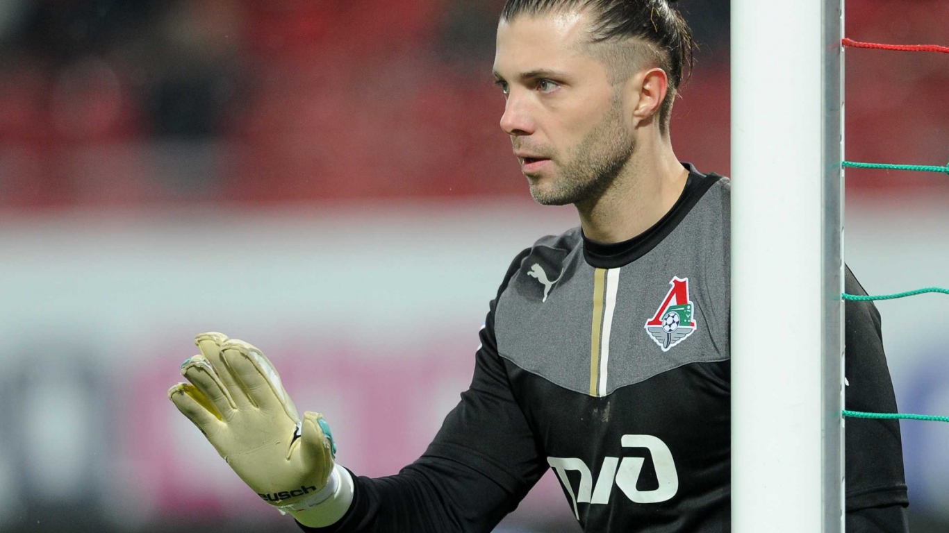 Вратарь Локомотива Илья Абаев на воротах