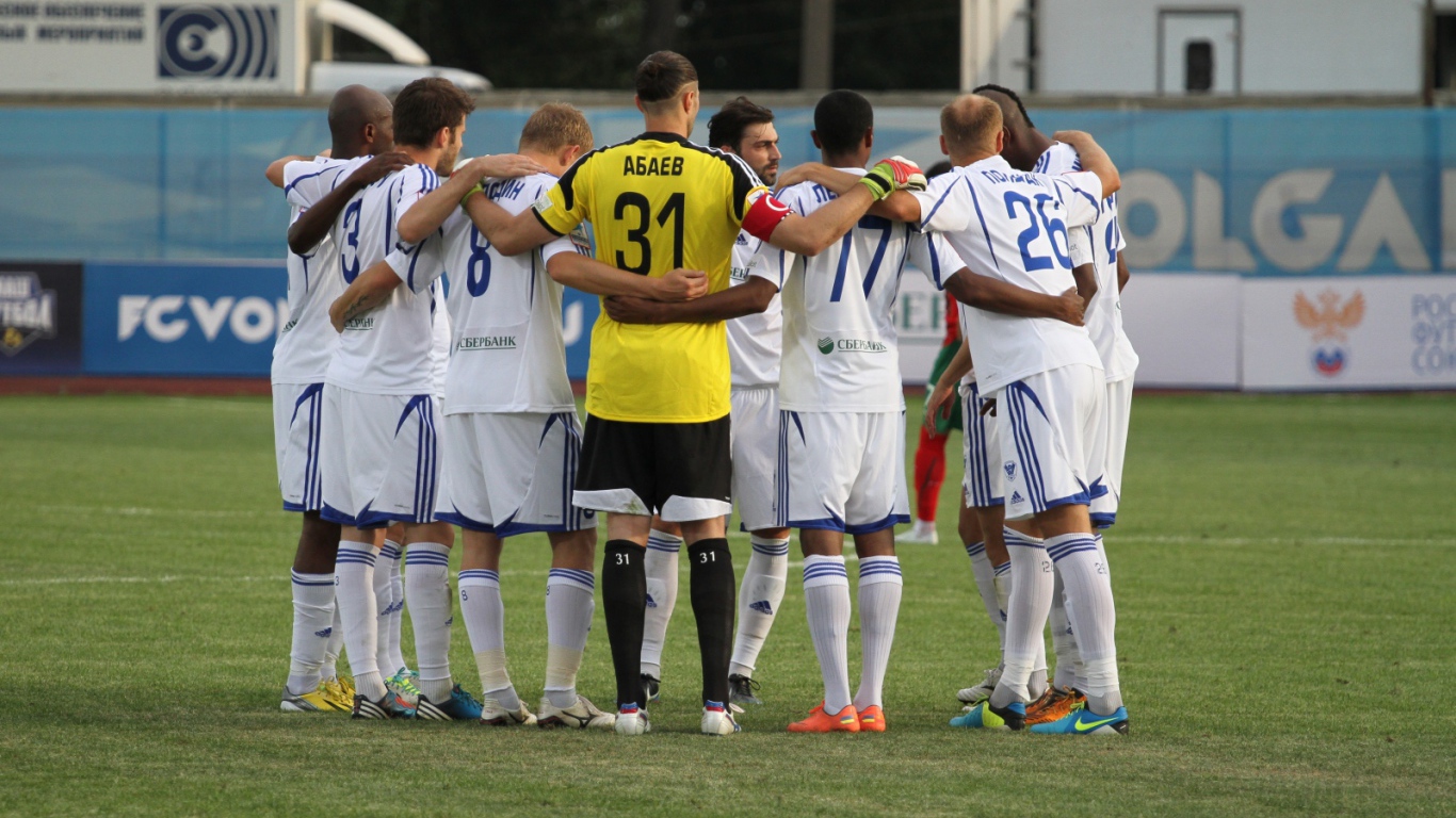 Вратарь Локомотива Илья Абаев с командой