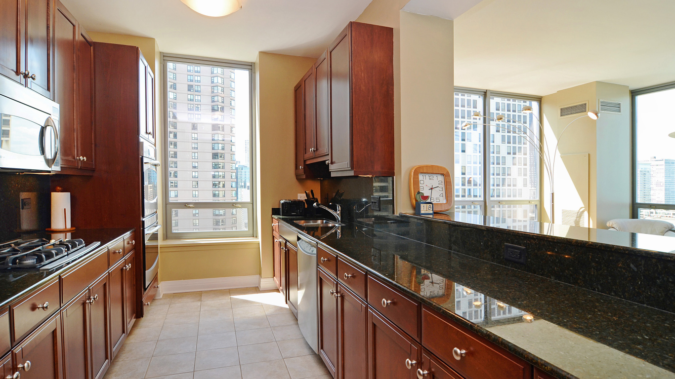 Длинная коричневая кухня