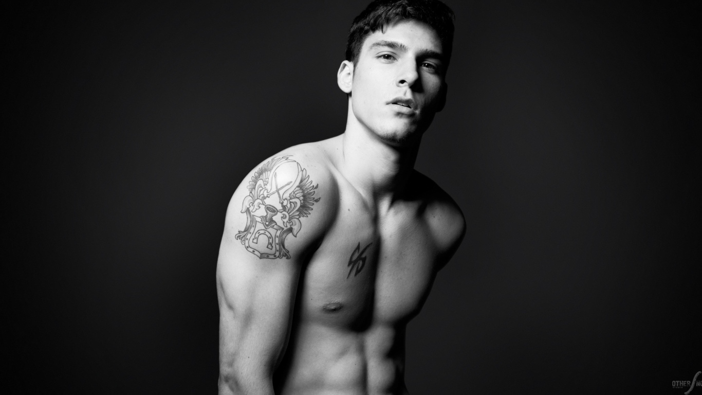 Мужчина с татуировками