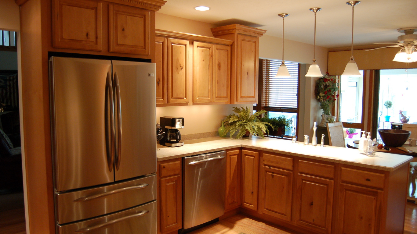 Металлический холодильник на кухне