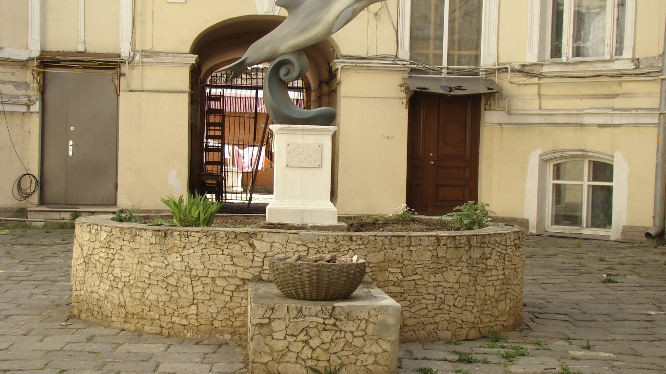 Памятник дельфину Одесса