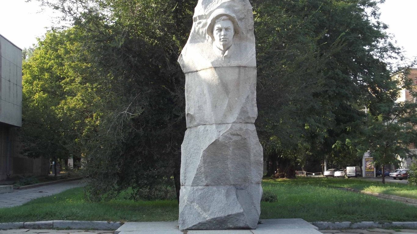 Памятник Александру Матросову Днепропетровск