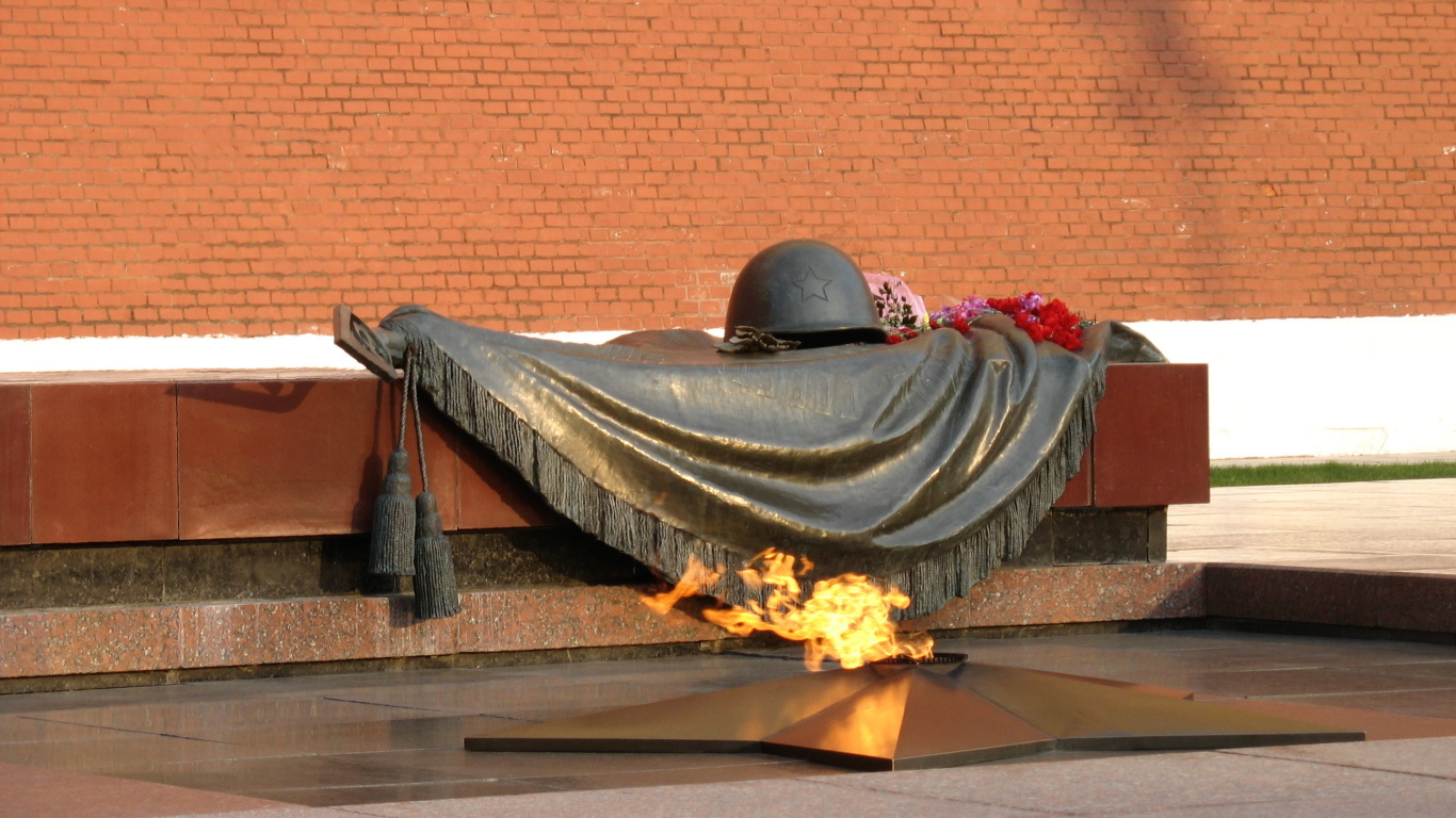 Памятник в День Победы 9 мая