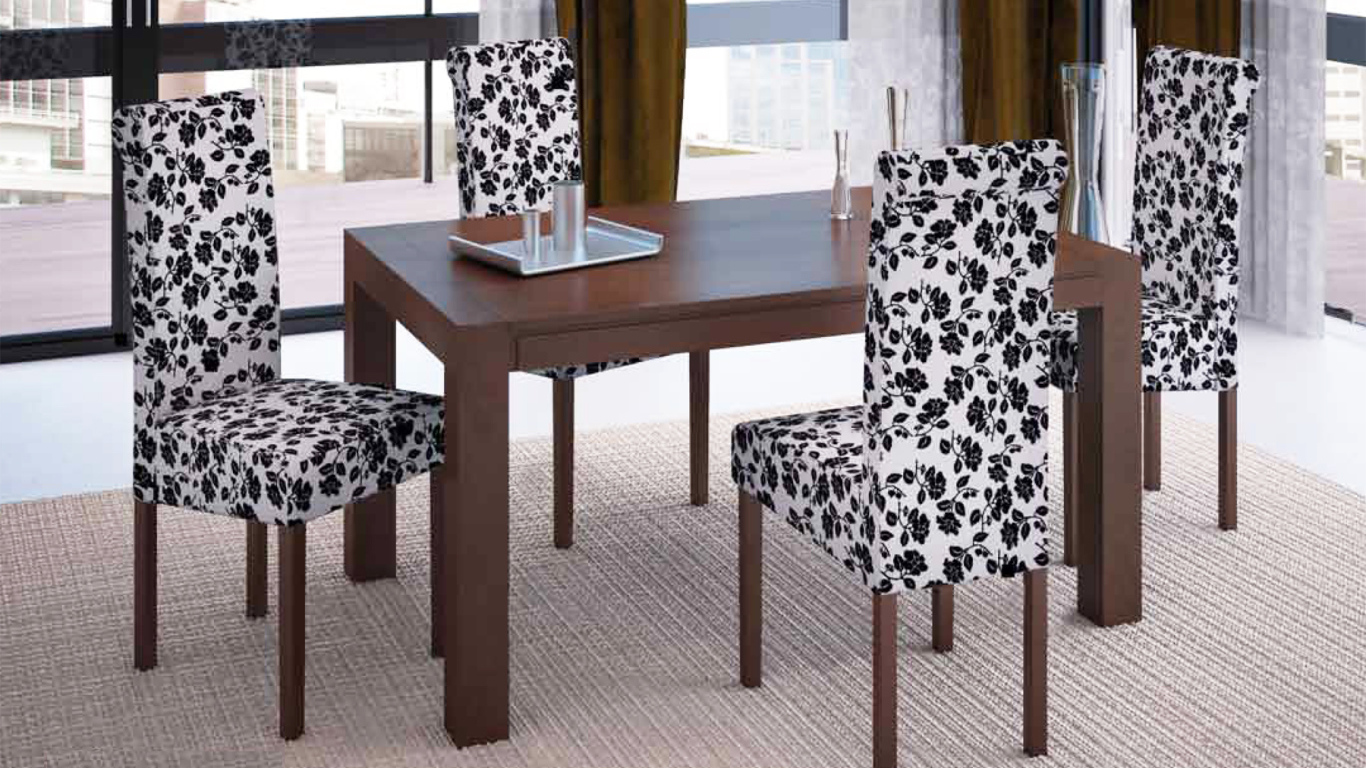 Пестрая мебель в столовой