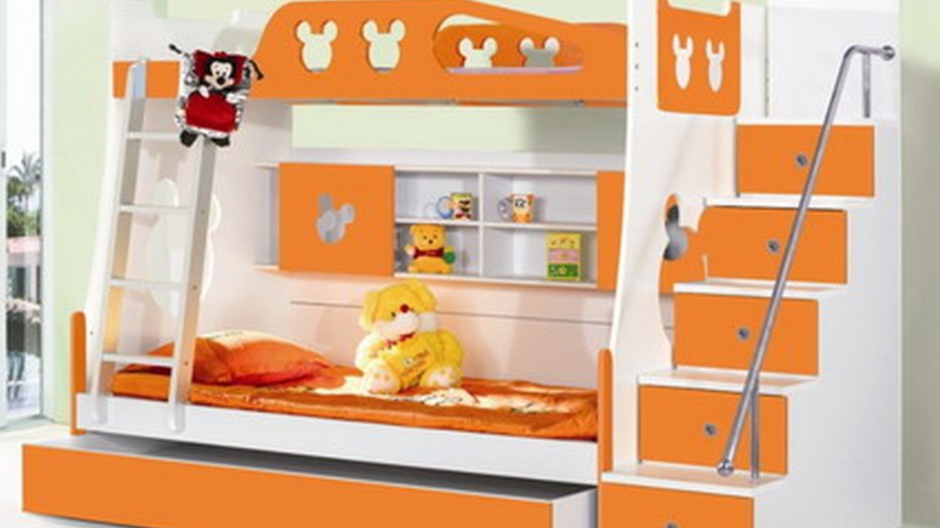 Оранжевая кровать в детской комнате