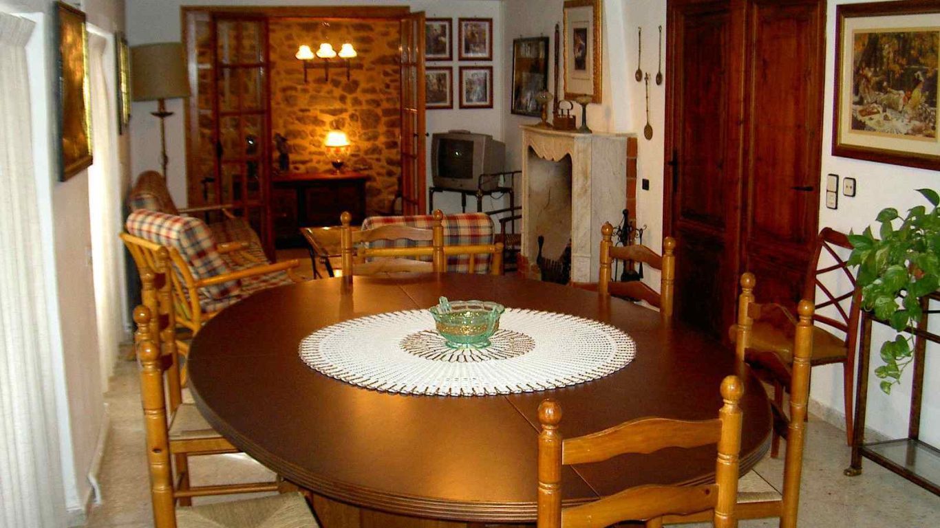 Овальный стол в столовой