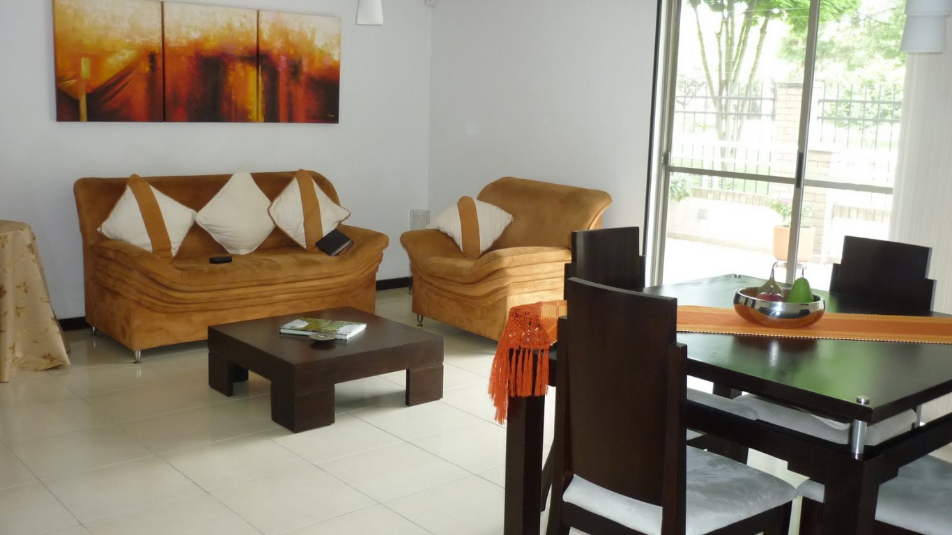 Картины на стене в столовой