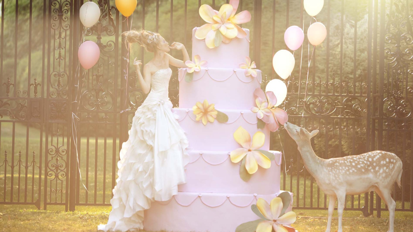 Фотография Красивая девушка и большой торт