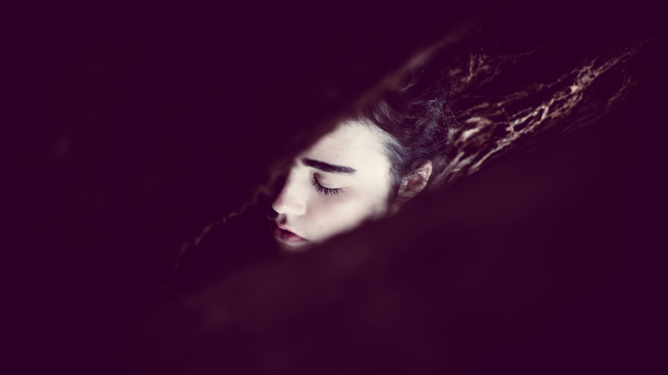 Фотография Женщина в темноте