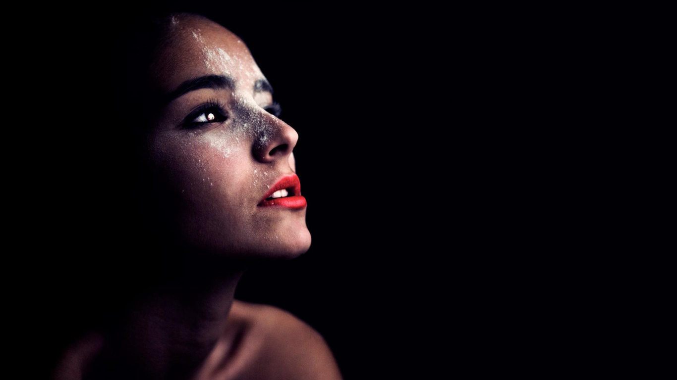 Фотография красивая женщина в темноте