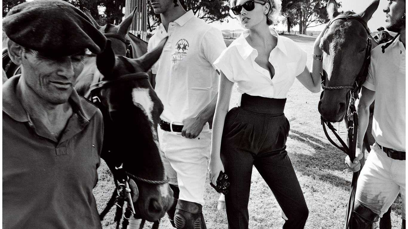 Фотография девушка с лошадьми