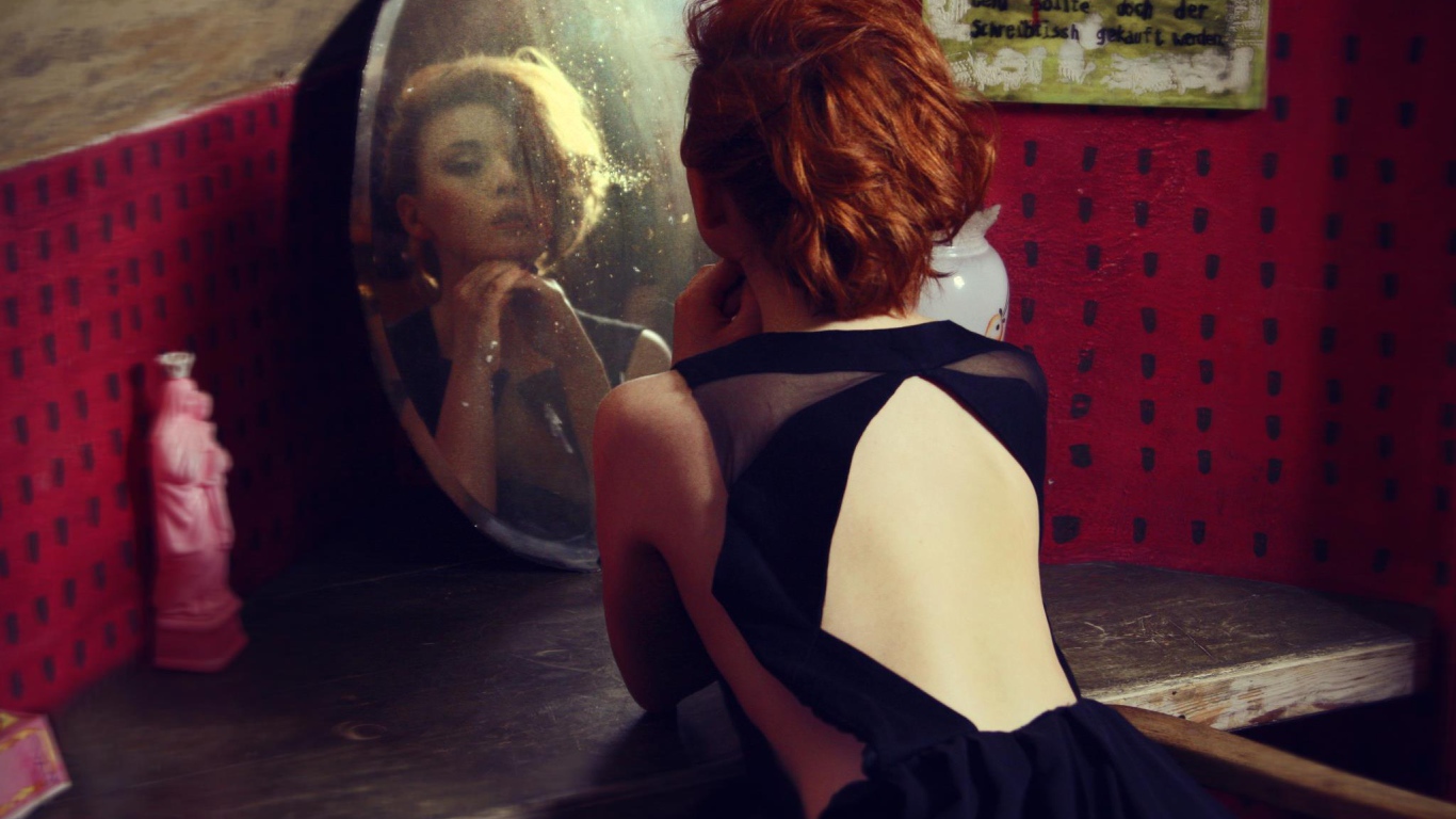 Фотография девушка смотрит в зеркало