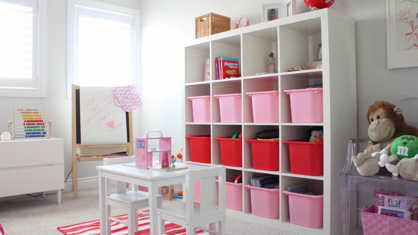 Розовые и красные ящики для игрушек