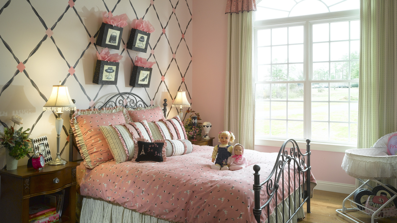 Розовые стены в спальне