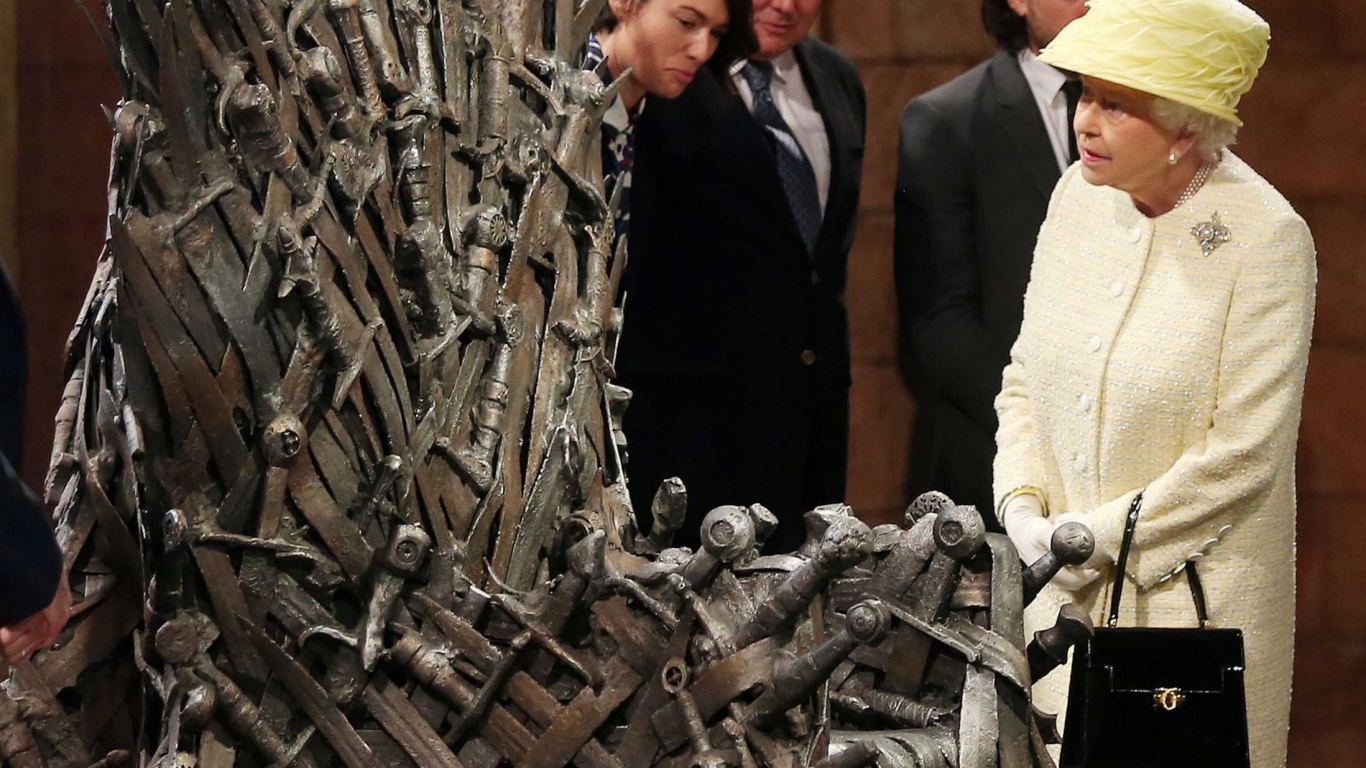 Королева Елизавета осматривает железный трон из сериала Игры престолов