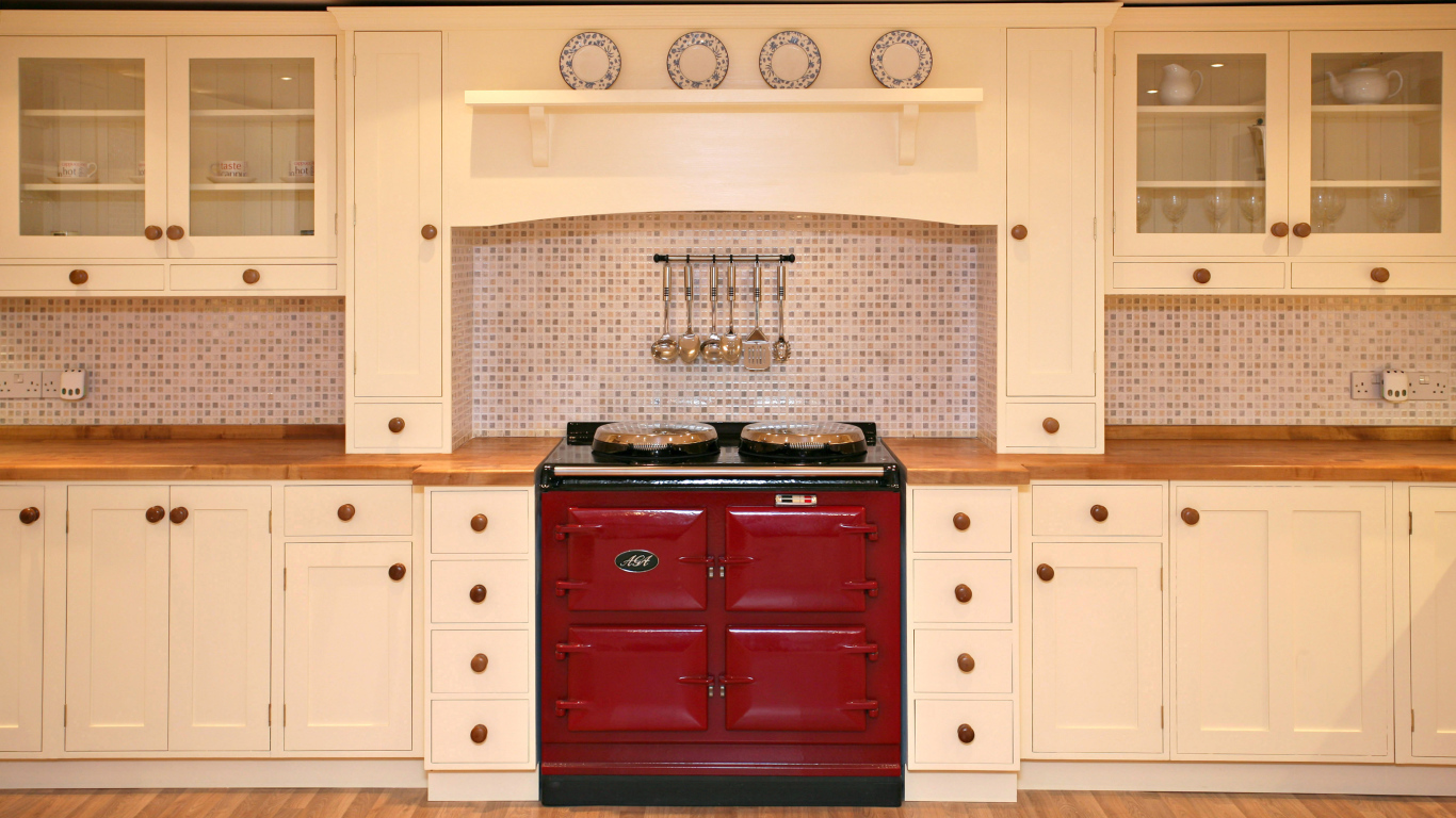 Красная печь в кухне