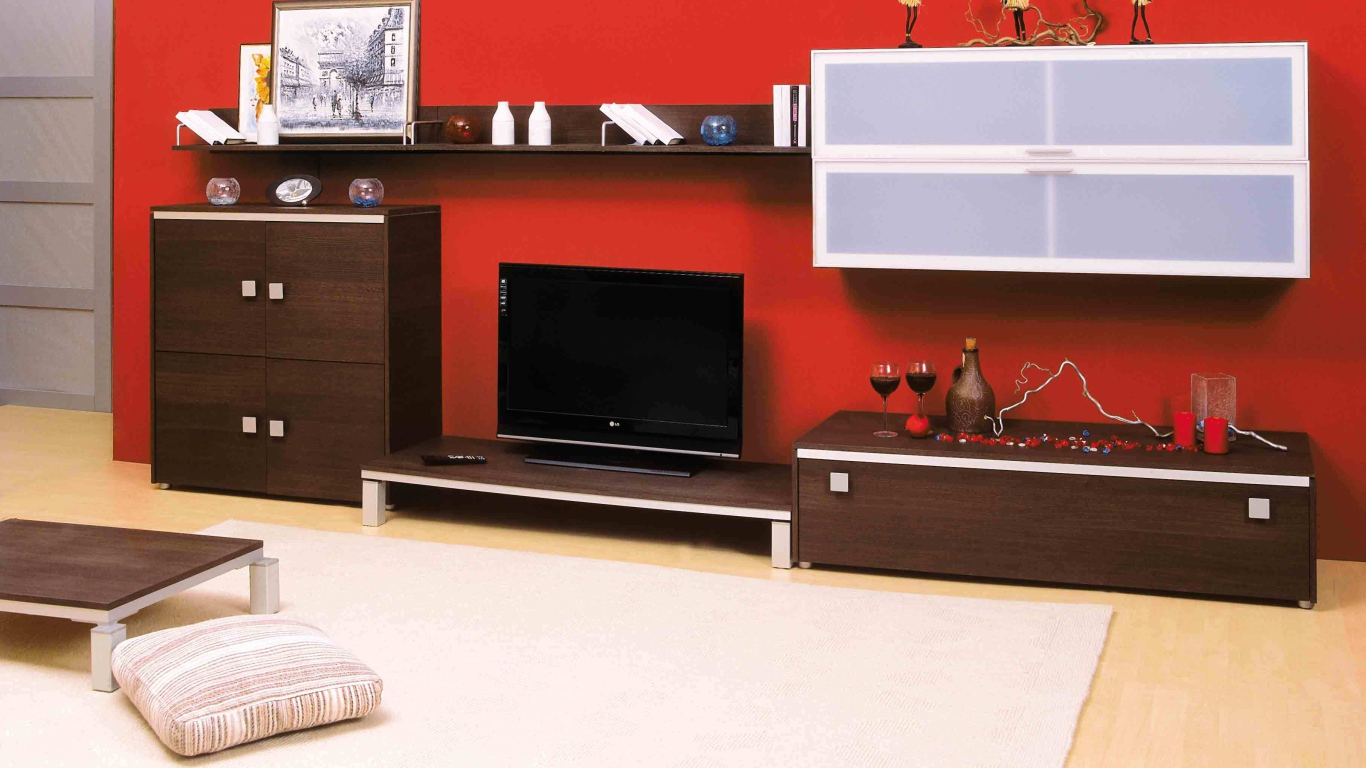 Красная стена в гостиной