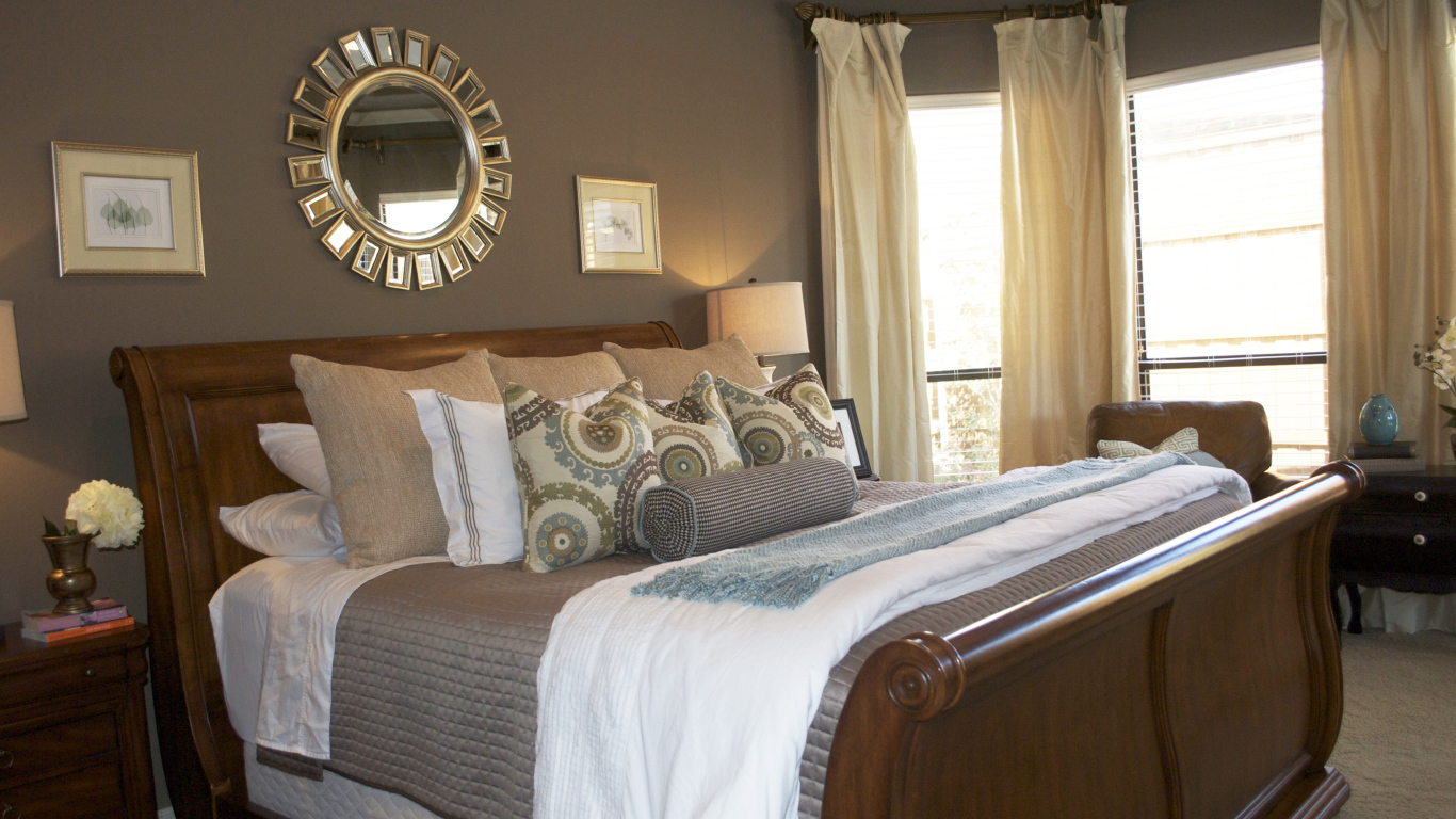 Круглое зеркало над кроватью в спальне