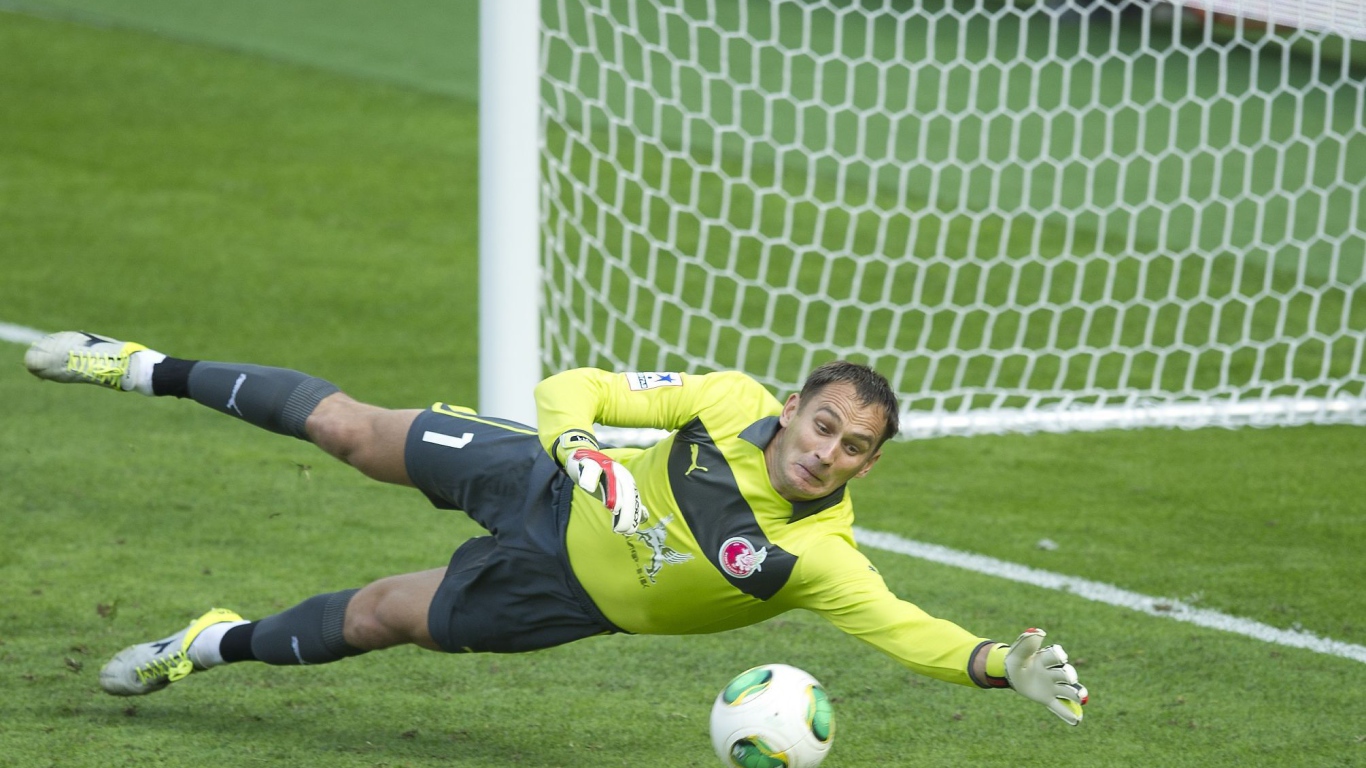 Сергей Рыжиков вратарь Рубина ловит мяч