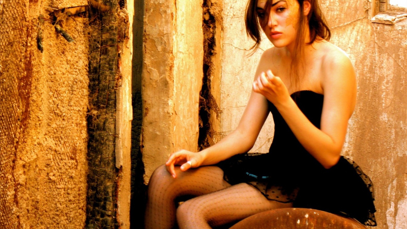 Саша Грей в черном платье