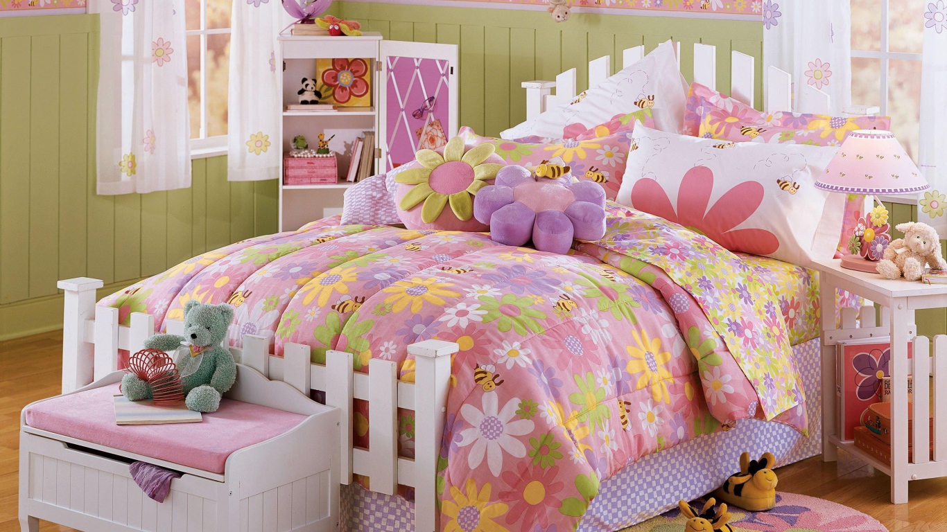 Мягкие игрушки на кровати в детской