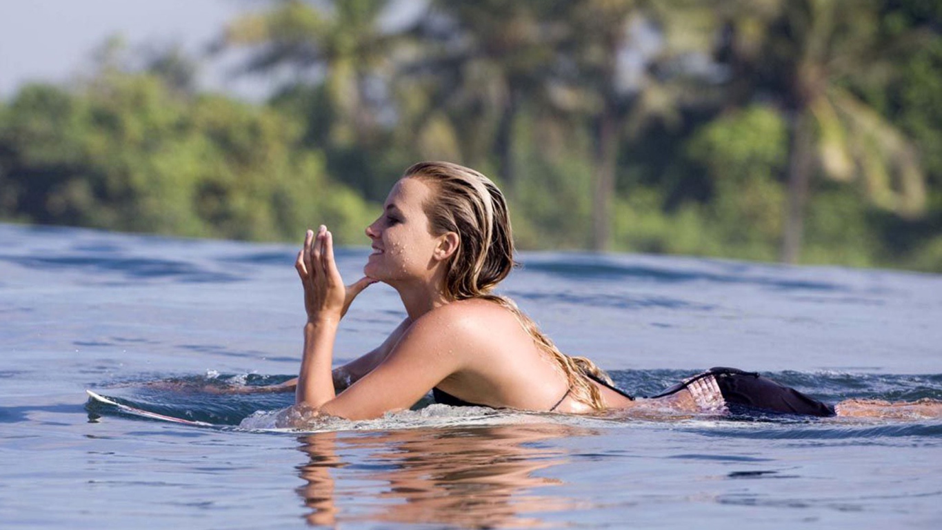 Спортивные блондинка в воде