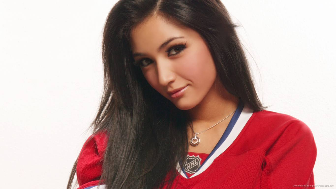 Спортивная девушка в красной футболке