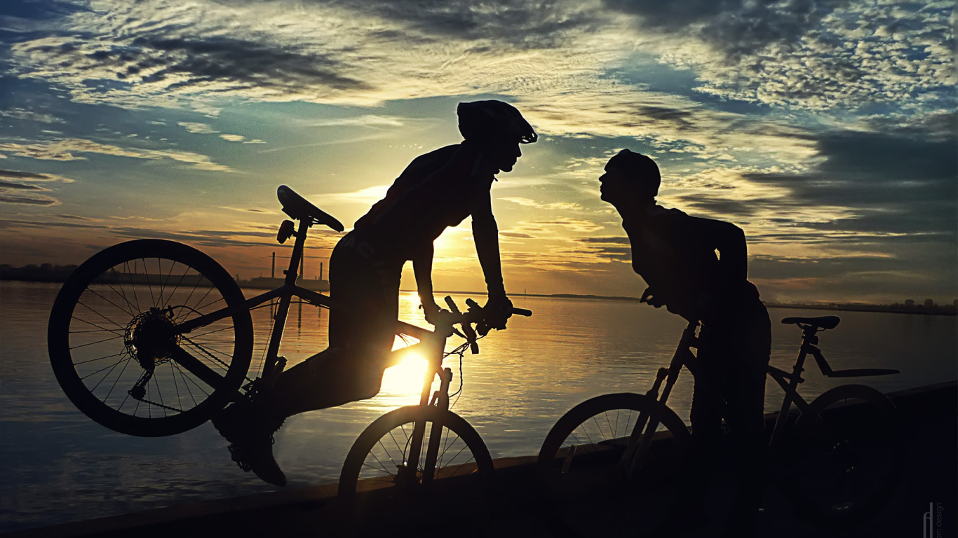 Спортивная девушка на велосипеде