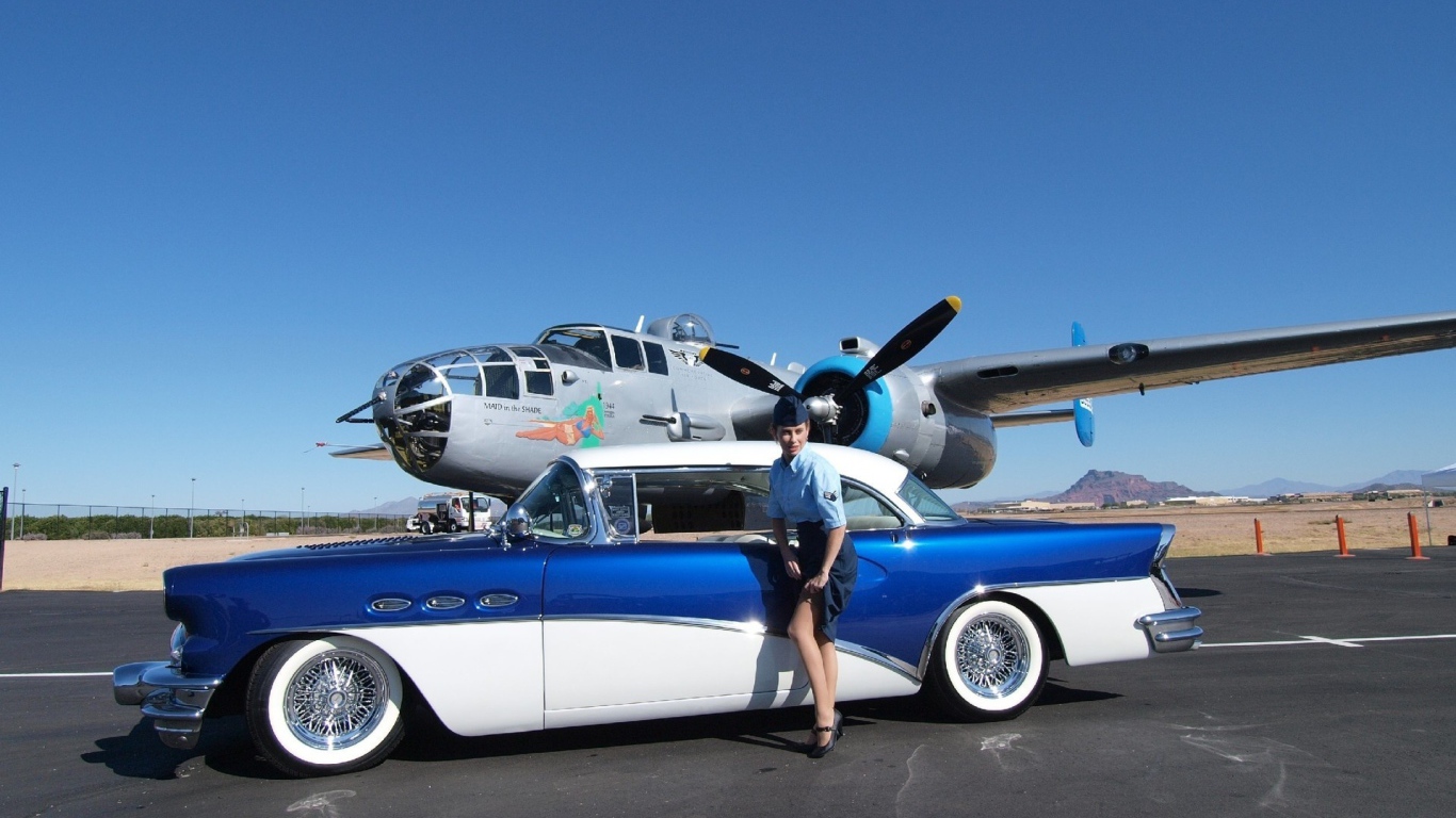 Стюардесса возле ретро автомобиля