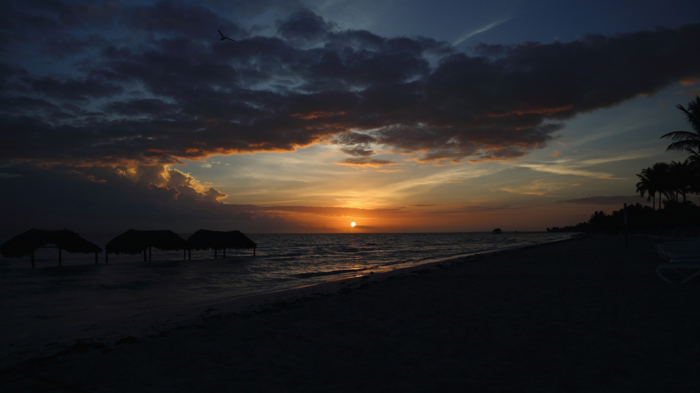 Закат на пляже на курорте Кайо Гильермо, Куба