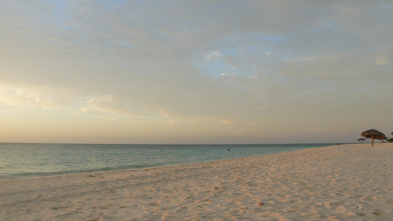 Закат на пляже на курорте Гуардалавака, Куба