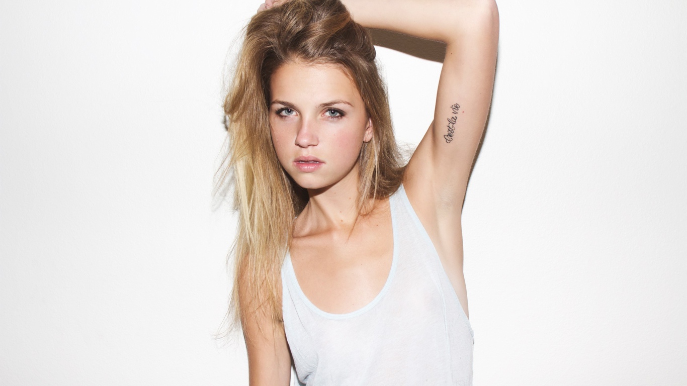 Татуировка у блондинки