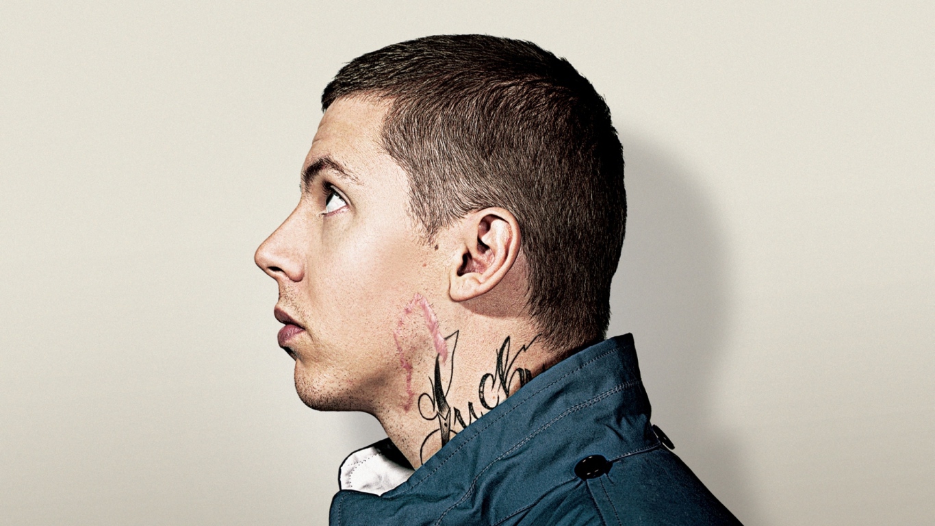 Тату на шее у мужчины