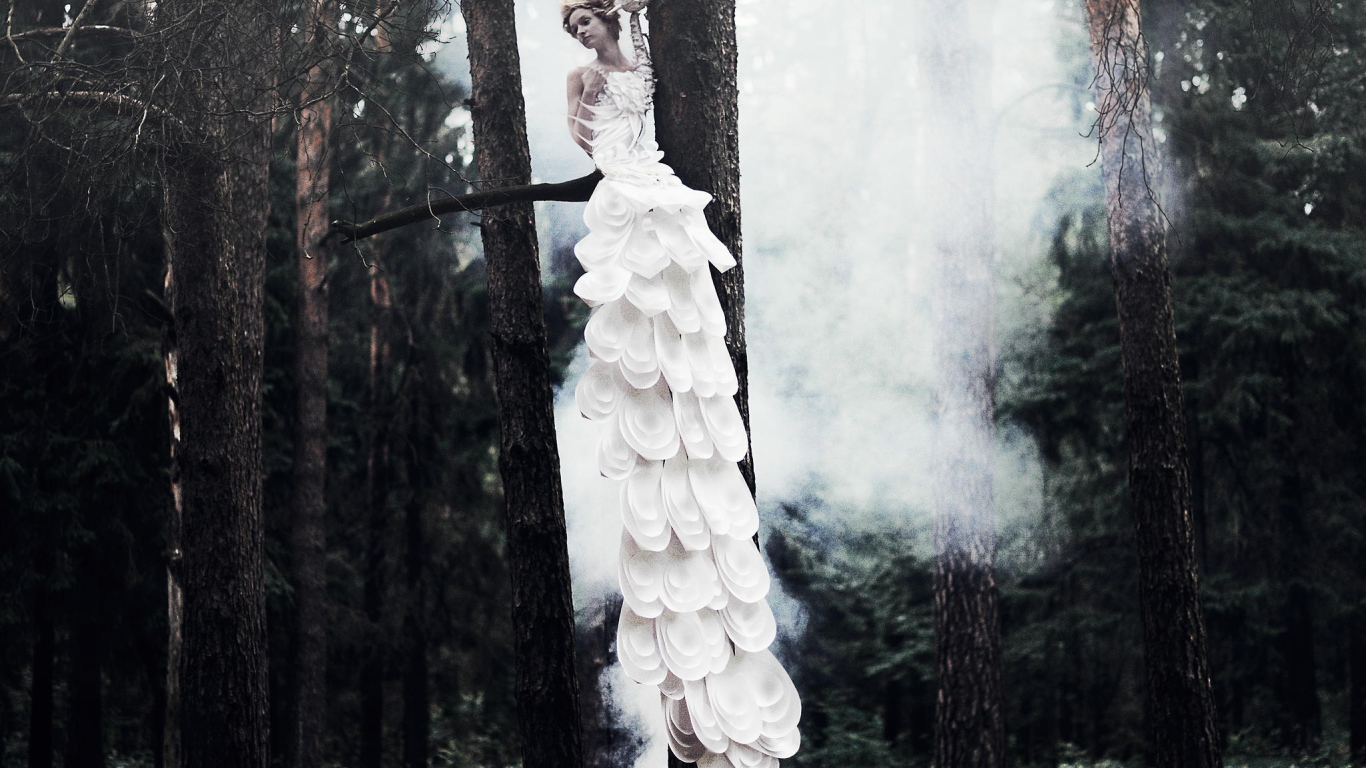 Фотография Девушка на дереве