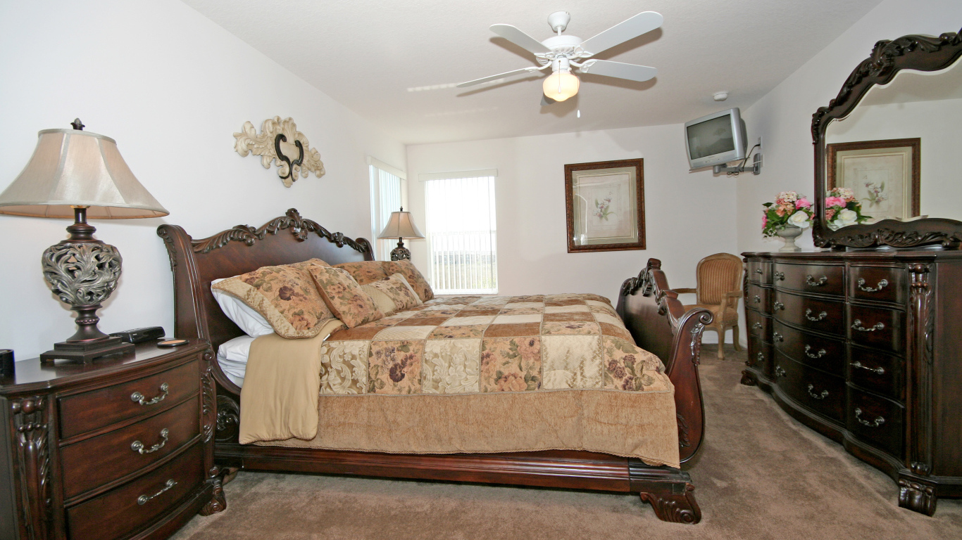 Вентилятор на потолке спальни