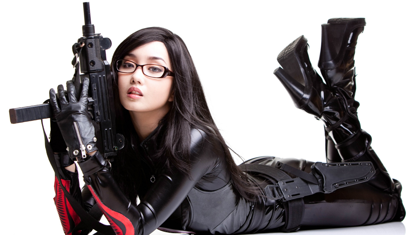 Девушка в очках с оружием