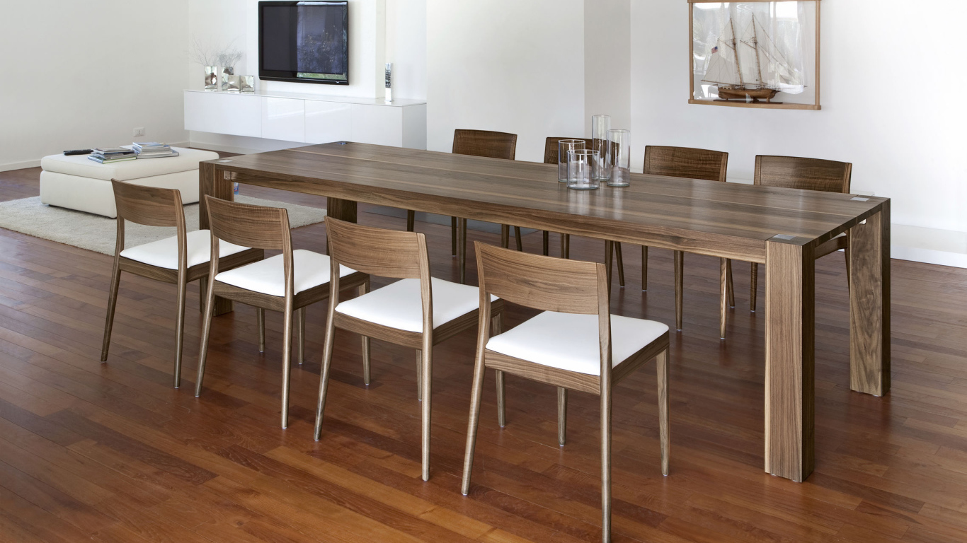 Длинный стол в столовой