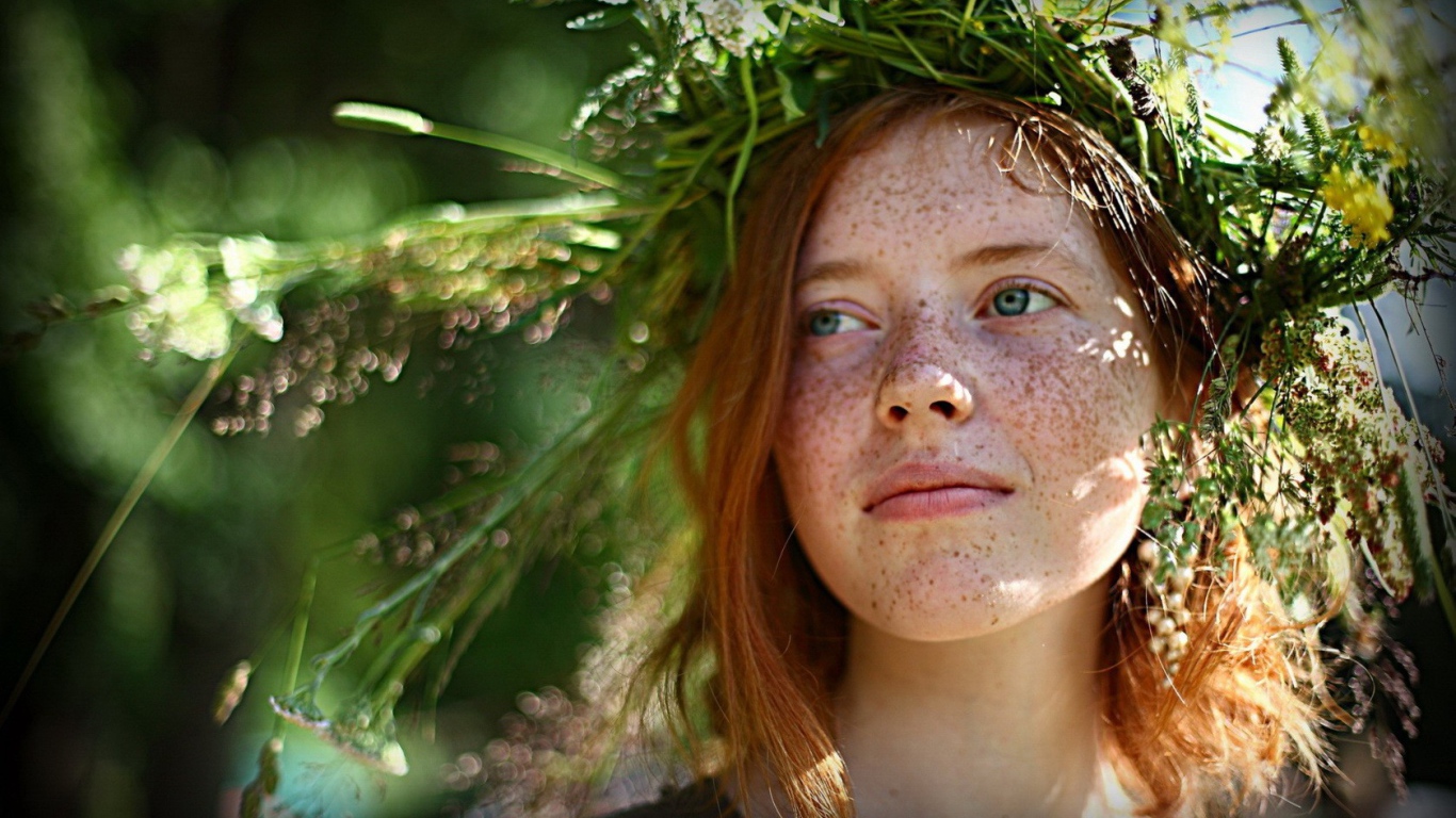 Рыжая девочка с венком на голове