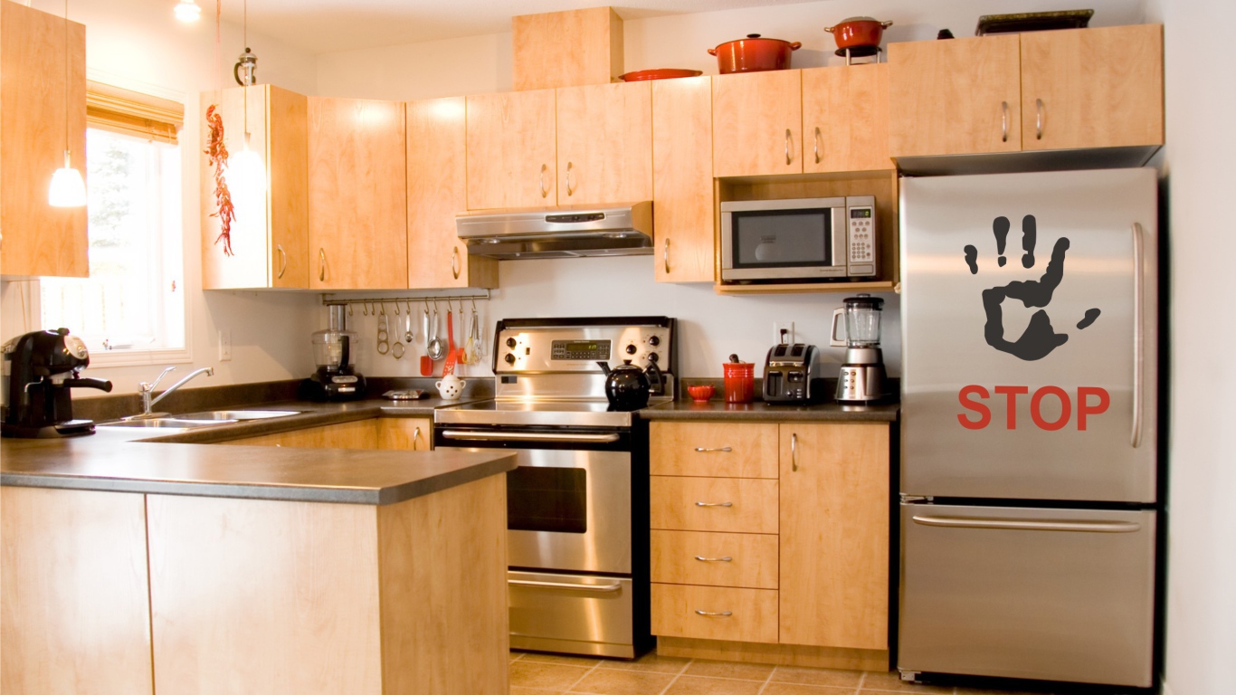 Наклейка на холодильнике в кухне