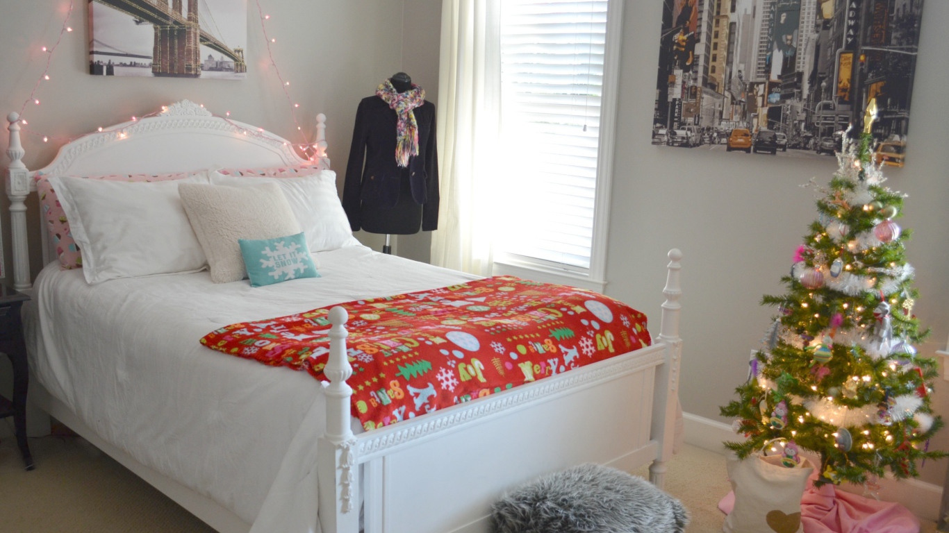 Елка в детской комнате