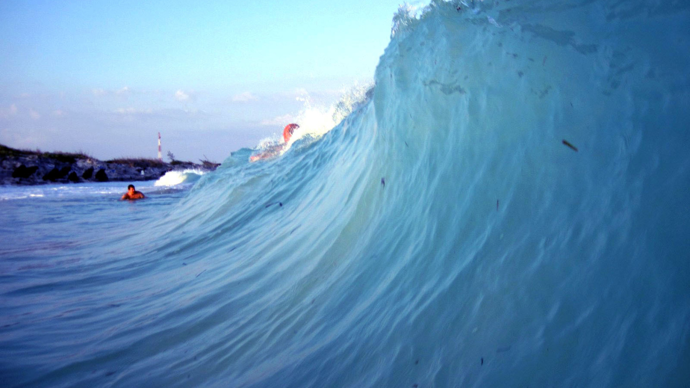 Волны у побережья на курорте Кайо Ларго, Куба
