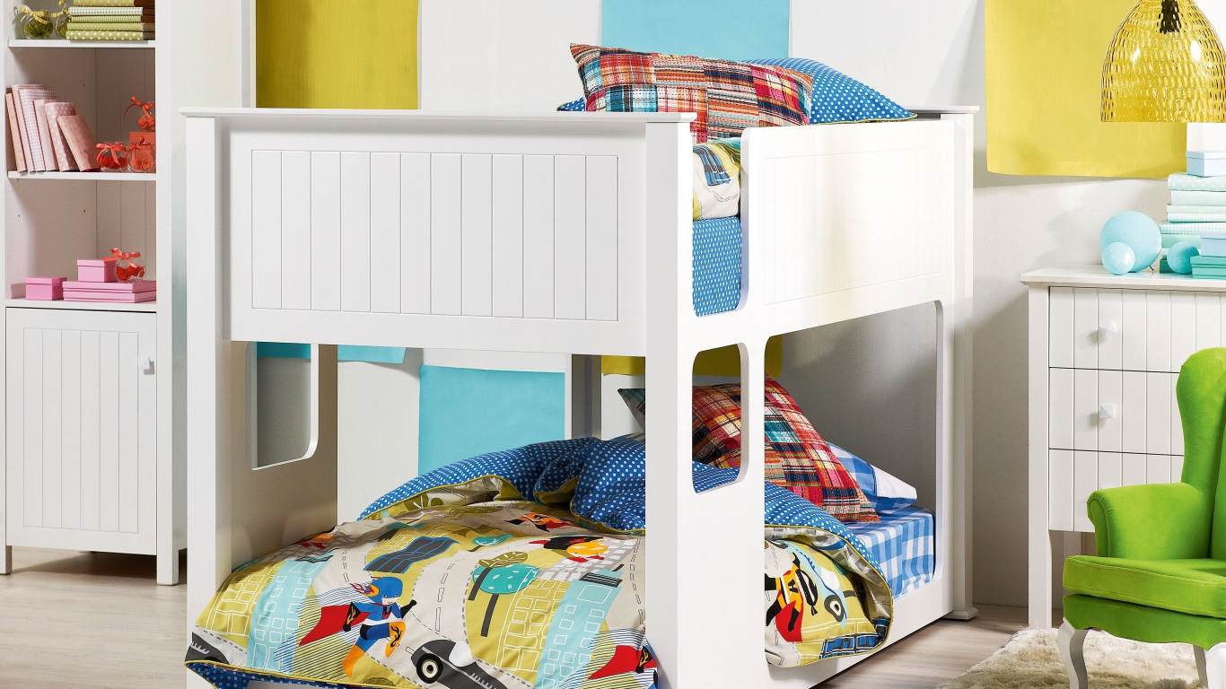 Белая двухэтажная кровать в детской