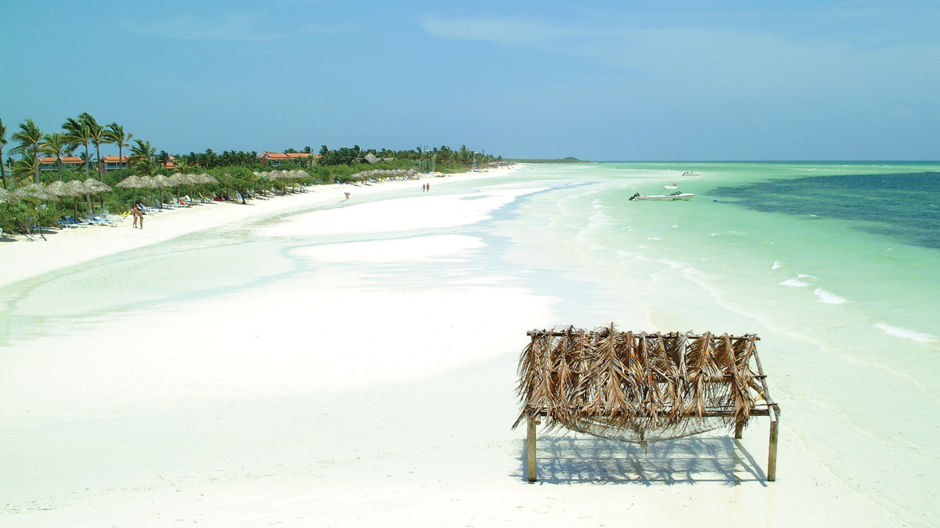 Белый песок на пляже на курорте Кайо Гильермо, Куба