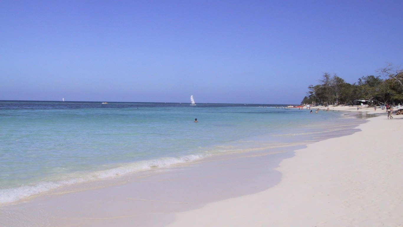 Белый песок на пляже на курорте Гуардалавака, Куба